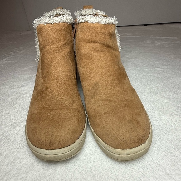 Cozy Tan Ankle Boots with Faux Fur Lining - Picture 3 of 13